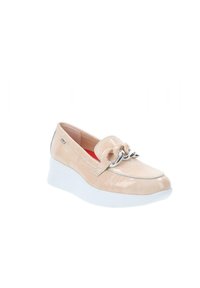 Scarpa slip-on in pelle lucida color beige chiaro con una bassa suola a cuneo bianca, caratterizzata da un fiocco legato e un accento in catena argentata sulla parte anteriore.