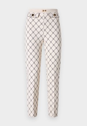 Pantaloni crema con motivo a diamante in nero. Vestibilità sartoriale con vita alta, bottoni dorati e tasche posteriori decorative.