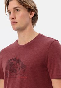 Bordeaux t-shirt met een grafisch bergontwerp in zwart en rood. Gemaakt van zachte stof, heeft het een ronde hals en korte mouwen.