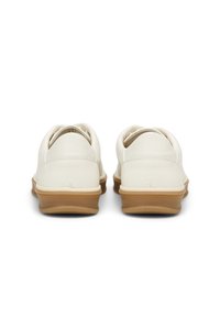 Weiße Lederschuhe mit niedrigem Profil, runder Ferse und beigen Gummisohlen. Glatte Textur mit minimalen Nahtdetails.