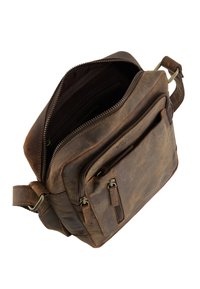 Brun læder crossbody taske med åben hovedlynlåsrum, frontlommer med lynlås og justerbar rem med metalspænde.
