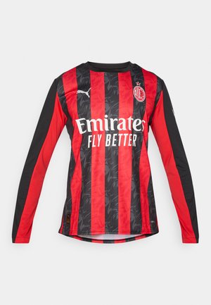 Maglietta da calcio a maniche lunghe rossa e nera con un design a strisce testurizzate, caratterizzata da un collo rotondo e logo frontale "Emirates Fly Better."
