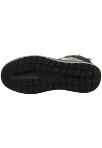 Sole in gomma nera con profondi modelli di battistrada per trazione, bordo con texture liscia e senza branding o marchi visibili.