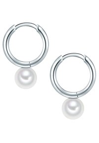Sidabriniai žiediniai auskarai, kuriuose apačioje yra balta perla, su lygiu, poliruotu paviršiumi ir apvalia forma.