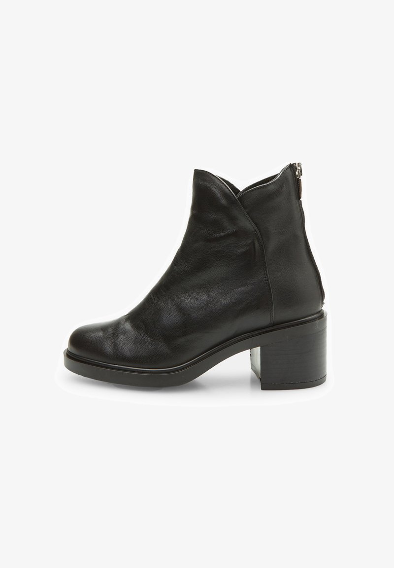 Must musta ankle boot, mille väiksema kortsuga, ümar varvas ja plokknakk, millel on läbipaistev aktsent. Küljene tõmblukk, et oleks lihtne jalga panna.