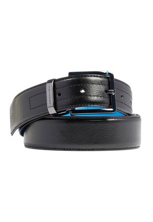 Schwarzer Ledergürtel mit silberner Schnalle und blauer Unterseite, aufgerollt mit sichtbaren Nähten und drei Einstelllöchern am Riemen.