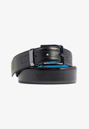 Zwarte leren riem met zilveren gesp en blauwe onderkant, opgerold met zichtbare stiksels en drie verstelgaten op de band.