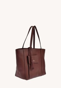 Sac fourre-tout en cuir marron avec une surface texturée. Présente une poche avant, un détail de pampille et des doubles poignées. Forme rectangulaire.