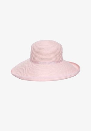 Jasnoróżowy, szerokobrimkowy, pleciony kapelusz przeciwsłoneczny z delikatną wstążką wokół podstawy korony, na białym tle.