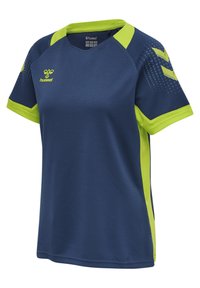 Marineblauwe sportshirt met groene accenten; gemaakt van gestructureerde meshstof. Heeft een ronde halslijn en een chevron schouderontwerp.