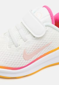 Nike Performance INFINITY FLOW UNISEX - Hardloopschoenen voor op de weg - summit white/arctic orange/pinksicle/university gold