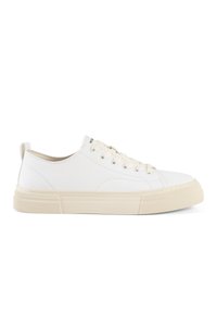 Sneaker bianca in pelle con suola in gomma beige, punta tonda e design semplice. Presenta occhielli in metallo e lacci con un pannello laterale strutturato.