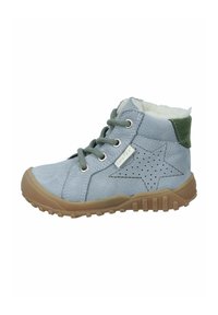 Botín de cuero azul claro con cordones grises, un acento verde, diseño de estrella perforado y suela de goma marrón. Forro de piel sintética acogedor.