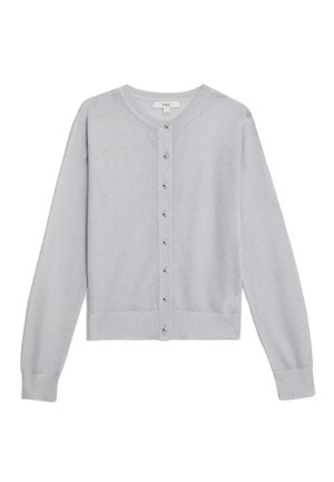 Cardigan gris clair en tissu tricoté doux. Il présente un col rond, des manches longues et six boutons sur le devant. Fini texturé.