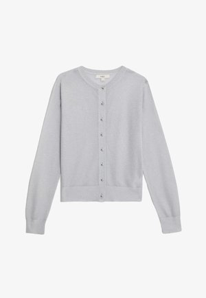 Cardigan gris clair en tissu tricoté doux. Il présente un col rond, des manches longues et six boutons sur le devant. Fini texturé.