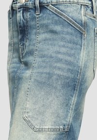 Hellblaue Denim-Jeans mit einer ausgewaschenen Optik. Merkmale sind fünf Taschen, eine verstärkte Naht und ein gerades Bein-Design.