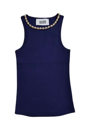 Top smanicato blu navy con scollo rotondo decorato da una singola fila di piccole perle dorate e perline simili a perle.
