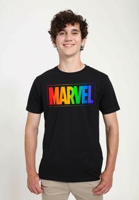 Czarny t-shirt z dużym, tęczowym logo "MARVEL". Projekt zawiera wyraziste litery oraz klasyczny krój z okrągłym dekoltem.