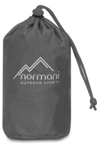 Grauem Kordelzugbeutel aus leichtem Stoff, mit einem Logo, das "normani outdoor sports" liest, und einer glatten, matten Textur.