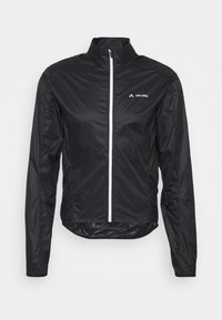 Veste légère noire avec fermeture éclair sur le devant, col montant et détail de logo. Présente une texture lisse et une coupe ajustée, adaptée au superposition.
