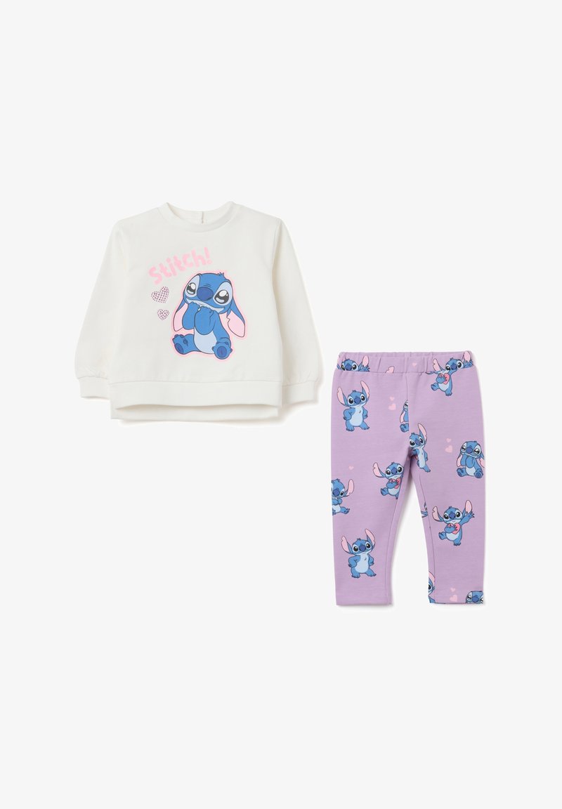 Felpa bianca in cotone con un personaggio blu dei cartoni animati "Stitch" e dettagli rosa; leggings viola con stampa ripetuta di "Stitch" e cuori.