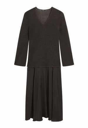 Top marrone scuro a maniche lunghe con scollo a V in maglia, abbinato a una gonna midi fluida della stessa tonalità con una texture liscia.