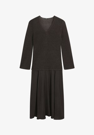 Langærmet mørkebrun V-hals strikketop sat sammen med et matchende flydende midinederdel med en glat tekstur.