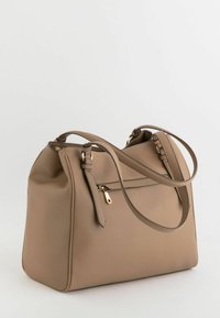 Bolso de mano de cuero beige con superficie texturizada, acentos de hardware dorado, un bolsillo delantero con cremallera y dos correas para el hombro. Forma rectangular.