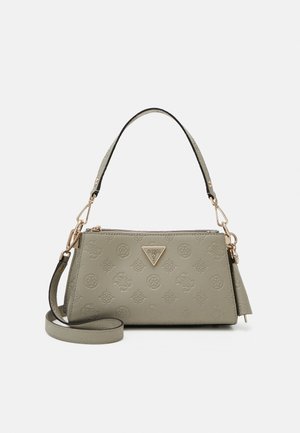 Sac à main gris Guess avec motif embossé, plaque logo dorée, petit manche et longue bandoulière amovible sur fond blanc.