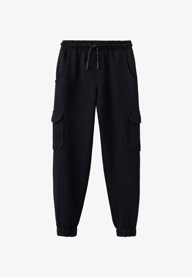 Pantalon jogger cargo noir avec taille et poignets élastiques, poches à rabat à l'avant et sur les côtés, et fermeture par cordon.