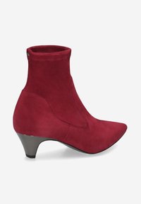 Rote Wildleder-Stiefelette mit spitzem Zehenbereich, dezenten Nahtdetails und niedrigem, metallischem Absatz. Glatte Textur, elegantes Design.