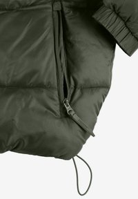 Zielona pikowana kurtka z kieszenią na zamek, elastycznymi mankietami i regulowanym dołem ze ściągaczem, o teksturowanym wykończeniu i lekkim materiale.