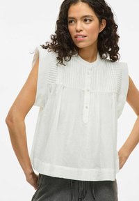 Witte blouse met korte mouwen, met verticale plooien aan de voorkant, een knoopsluiting en een losse, luchtige pasvorm. Zachte stof met een gladde textuur.