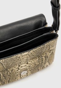 Borsa a spalla in pelle nera con texture a stampa serpente dorata,multiple scomparti e dettagli con chiusura a scatto argento.