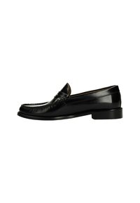 Schwarze Leder-Herrenloafers mit genähtem Mokassin-Design und niedrigem Absatz, seitlich auf weißem Hintergrund abgebildet.