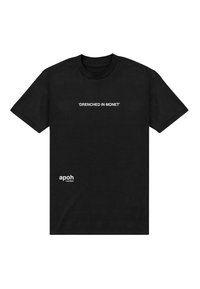 Schwarzes Baumwoll-T-Shirt mit dem Text ‚DRENCHED IN MONET‘ in Weiß auf der Vorderseite und einem kleineren ‚apoh London‘ Logo an der unteren Seite.