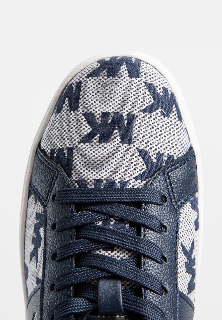 Marine- und weiß gemusterter Sneaker mit einem Mesh-Obermaterial, das mit dem 'MK'-Logo versehen ist, textilen Schnürsenkeln und einem strukturierten Lederakzent an den Seiten.