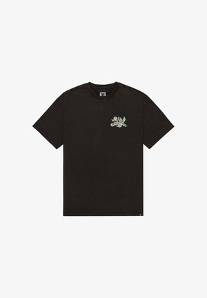 Mustassa puuvillapaidassa on lyhyet hihat, pyöreä kaula-aukko ja etupuolella on grafiikka, jossa on ruusu ja tyylitelty teksti hillityissä väreissä.