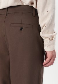 Libertine-Libertine ALERT TAILORED - Pantaloni - chocolate