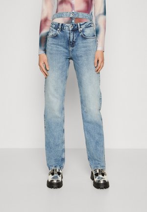Lichtblauwe denim jeans met een recht gesneden pijp, voorzien van riemlussen, gewone zakken en een vervaagde textuur, gecombineerd met metallic schoenen.