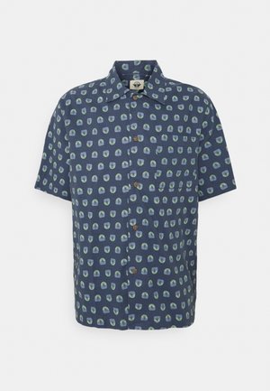 Granatowa koszula z krótkim rękawem rozpinana na guziki, z kołnierzykiem, z powtarzającym się wzorem małych zielonych i jasnoniebieskich abstrakcyjnych kształtów.