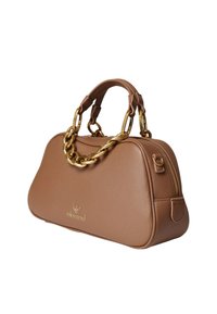 Borsa a mano in pelle marrone con texture, manico a catena dorata, forma arrotondata e chiusura con cerniera. Decorata con un logo in rilievo sulla parte anteriore.