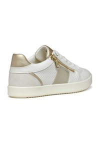 Baskets blanches en cuir perforé, ornées d'accents dorés et d'une fermeture éclair sur le côté. La semelle est texturée et conçue pour une bonne adhérence. Fini lisse.