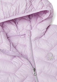 Giacca puffer trapuntata di colore viola chiaro con cappuccio, dotata di chiusura a zip e superficie testurizzata. Include un accento del logo vicino all'orlo.