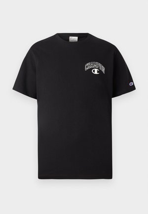 Schwarzes Kurzarm-T-Shirt mit Rundhalsausschnitt, mit weißem "CHAMPION"-Text und Logo auf der Brust sowie einem kleinen Logo auf dem linken Ärmel.