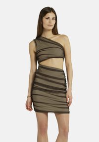 Asymmetrisches, durchscheinendes braunes Kleid mit gerafftem Textur und schwarzen Streifenakzenten, das einen ausgeschnittenen Brustbereich und ein ärmelloses Design aufweist.