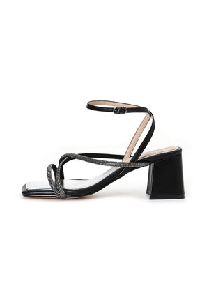 Sandal aperto nera con punta quadrata, sottili cinturini metallici e tacco a blocco. Materiale liscia simile alla pelle con una finitura lucida.