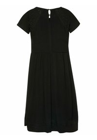 Robe noire mi-longue aux genoux avec manches courtes, détail en dentelle florale sur les épaules, taille cintrée, fermeture à bouton à l'arrière avec ouverture en goutte d'eau, et jupe évasée.
