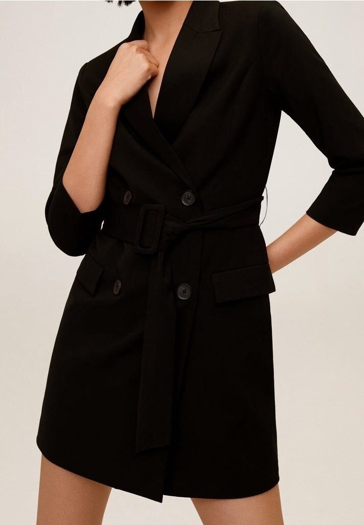 Schwarzes, doppelt geknöpftes Blazer-Kleid mit Dreiviertelärmeln, tailliertem Bund und seitlichen Taschen. Glattes Material mit taillierter Passform.