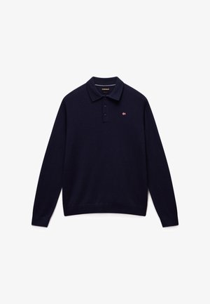 Námornícky modrý svetrový polo s dlhým rukávom vyrobený z mäkkého pleteného materiálu, s trojbunkovým zapínaním a malou vyšitou nášivkou na hrudi.